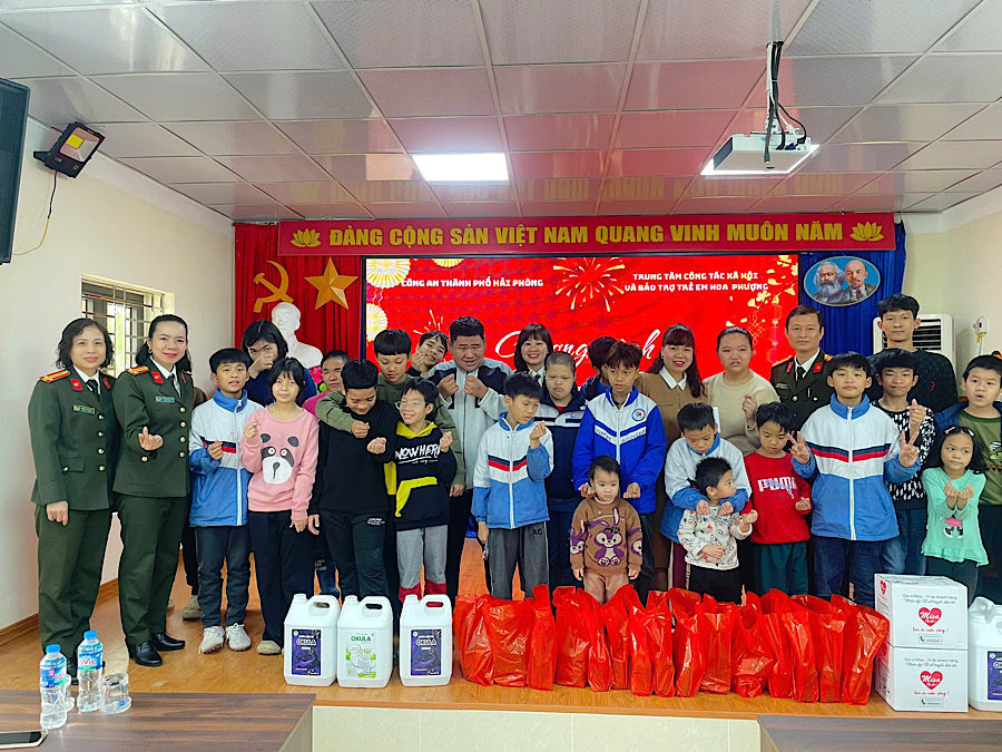 Đoàn Thanh niên, Hội Phụ nữ, Công đoàn CATP trao quà tặng người dân có hoàn cảnh khó khăn